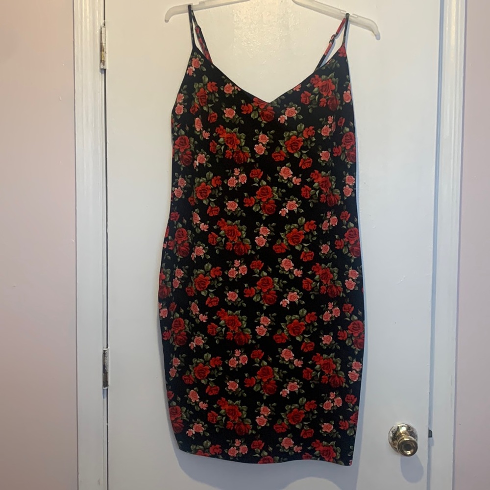💖5/$20💖💖 Lovesick body con dress. Floral. Size 3.